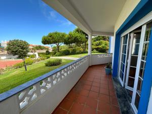 einen Balkon mit Blick auf einen Hof in der Unterkunft Best Houses 91 - Casa D'el Rey in Amoreira