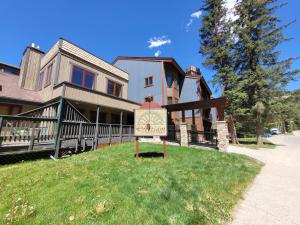 uma casa com um sinal em frente em One-Bedroom Atrium Condo 05 em Breckenridge