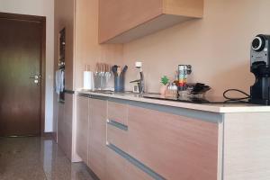 une cuisine avec un comptoir et un comptoir dans l'établissement Furadouro Beach Apartment, à Ovar