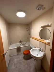 La salle de bains est pourvue d'un lavabo, de toilettes et d'une baignoire. dans l'établissement Metro 8 Inverness City Centre, à Inverness