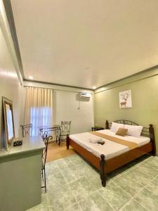 een slaapkamer met een bed en een bureau. bij La Playita Resort in Lalauigan