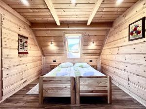 Bartusiowa Osada في زاكوباني: غرفة نوم في كابينة خشب فيها سرير