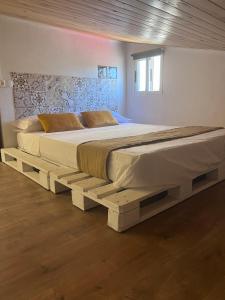 Una cama o camas en una habitación de El Descanso