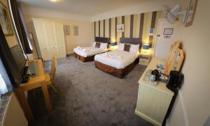 an overhead view of a hotel room with two beds at NELSON Hotel in Great Yarmouth +52 photos