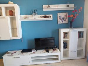 A television and/or entertainment centre at Bellas Vistas Parque Santiago 2