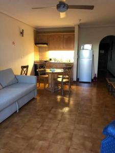 un soggiorno con divano e tavolo e una cucina di Apartamento Albatros Golf del Sur Apt 257 a San Miguel de Abona