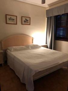 una camera con un letto bianco e una finestra di Apartamento Albatros Golf del Sur Apt 257 a San Miguel de Abona