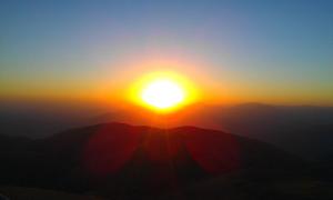 a sunset on the top of a mountain at Nemrut Dağı Işik Pansi̇on in Karadut