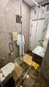 Een badkamer bij Апартаменты в ЖК Шоколад