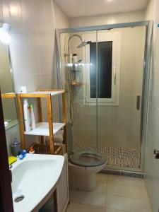 La salle de bains est pourvue d'une douche, de toilettes et d'un lavabo. dans l'établissement Casa du voyage, à Boquilla