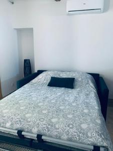 Łóżko lub łóżka w pokoju w obiekcie Le mas des glycines