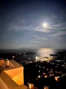 una vista de una ciudad por la noche con la luna en Castle seaview retreat en Alona