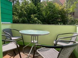 einen Tisch und Stühle auf einer Terrasse in der Unterkunft Fischbach Apartment in Saarbrücken