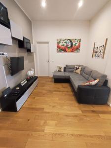 a living room with a couch and a table at In viaggio con Pippo - Ampio appartamento con AC nei pressi di Piazza Bovio e del Rivellino in Piombino