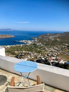 una mesa azul en un balcón con vistas al océano en Castle seaview retreat en Alona