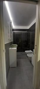 un bagno con doccia, WC e lavandino di Garibaldi 5 a Giovinazzo Altre 15 foto