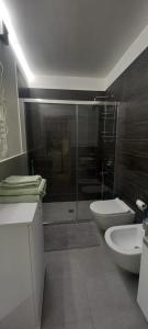 un bagno con doccia, WC e lavandino di Garibaldi 5 a Giovinazzo