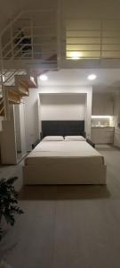 una camera da letto con un letto grande in una stanza di Garibaldi 5 a Giovinazzo