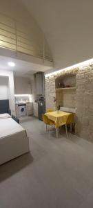 una camera con letto e tavolo e una cucina di Garibaldi 5 a Giovinazzo
