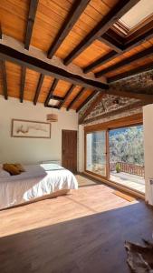 Giường trong phòng chung tại Las Cabañas del Valle, Cabaña Los Valles