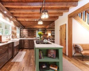uma cozinha com tectos em madeira e uma bancada em Bourb Inn 