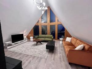 Posezení v ubytování Unique 4Bed and 3Bath A-Frame