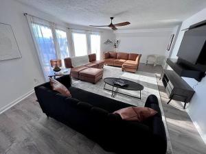 TV a/nebo společenská místnost v ubytování Unique 4Bed and 3Bath A-Frame
