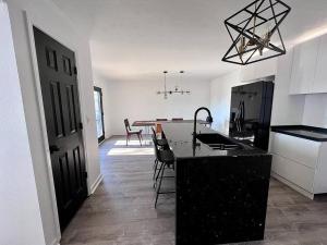 Kuchyň nebo kuchyňský kout v ubytování Unique 4Bed and 3Bath A-Frame