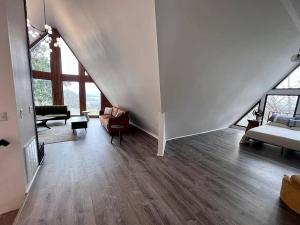 Posezení v ubytování Unique 4Bed and 3Bath A-Frame