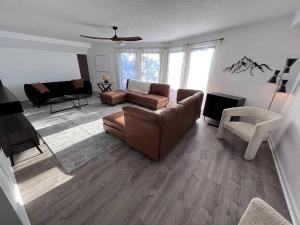 Posezení v ubytování Unique 4Bed and 3Bath A-Frame