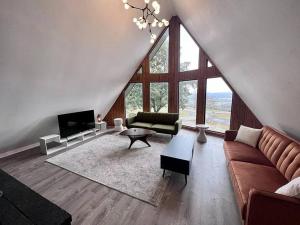 Posezení v ubytování Unique 4Bed and 3Bath A-Frame