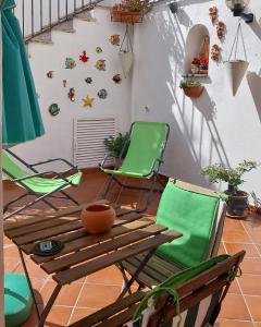 un patio con 2 sedie e un tavolo e sedie in legno di Casetta Cirantò monolocale a Ischia