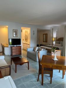 洛德尼灣村的住宿－Harmony Marina Suites，客厅配有沙发和桌子
