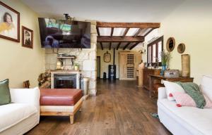sala de estar con chimenea y TV en la pared en Finca LaGloria, en Guadarrama
