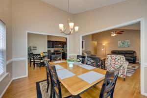 Χώρος καθιστικού στο 11 Mi to Greensboro Family Home with Hot Tub