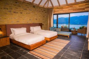 Llit o llits en una habitació de Dorje's Resort and Spa