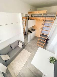 uma pequena sala de estar com um sofá e uma mesa em Small studio with entresol em Bydgoszcz