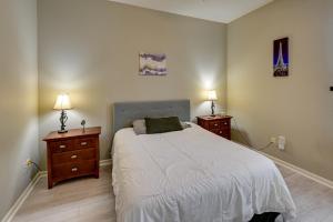 een slaapkamer met een groot bed en 2 nachtkastjes bij Cozy South Carolina Retreat with Patio and Fireplace! in Greenville