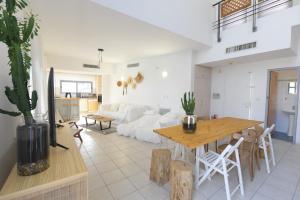 uma sala de estar com uma mesa e um sofá em Exotic Shanty Villa Casa Mia em Eilat