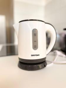 a white toaster sitting on top of a counter at Casa Paradiso: Un'oasi di relax in Cinisello Balsamo