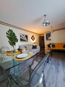 倫敦的住宿－London Docklands RiverSide Apartment，客厅配有玻璃桌和沙发