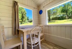 einen Stuhl in einem Zimmer mit einem Schreibtisch und einem Fenster in der Unterkunft Casita Silvestre y Casa Rosa in Villa La Angostura + 24 Fotos