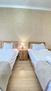 Een bed of bedden in een kamer bij Andro's Guesthouse