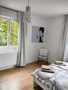 Habitación blanca con cama y ventana en Gartenblick, en Reichenberg