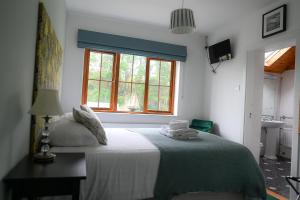 una camera da letto con un letto e una finestra di The Olde Forge B & B a Caherdaniel