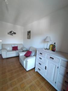 sala de estar con sofá, sofá blanco y mesa en Casa Vauterin VDA CIR 0019- 0021-0022-0026-, en La Thuile