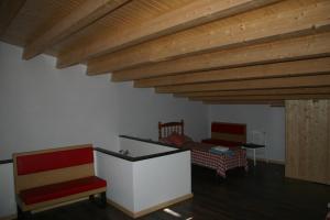 - un salon avec deux chaises et une table dans l'établissement Amistad y convivencia 1, à Barahona