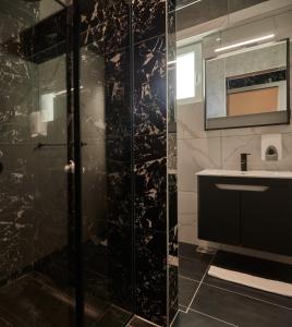 La salle de bains est pourvue d'une douche et d'un lavabo. dans l'établissement Cataleya, à Šabac