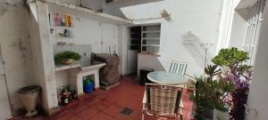 um pequeno quarto com uma mesa e uma lareira em Habitación Privada en casa compartida para viajeros em Córdoba
