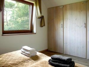 een slaapkamer met een bed met handdoeken erop bij Domek w Sosnowym Lesie in Sulicice